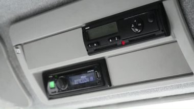 Dijital tachograph sürücü kartı yerleştirme. Güne başla