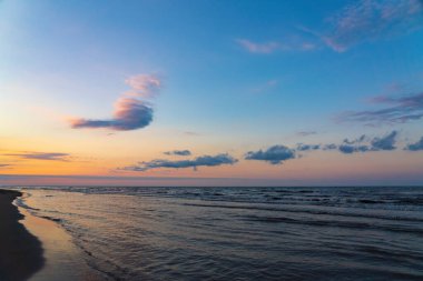 Renkli bir gün batımından sonra deniz kıyısı