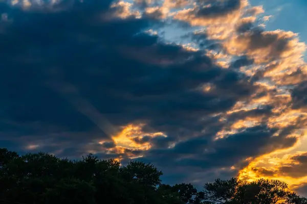 Schöner Himmel Bei Sonnenuntergang Mit Wolken — Stockfoto