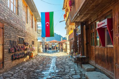 Lagich, Azerbaycan, Kasım 09, 2022. Eski köy, turist yolu.
