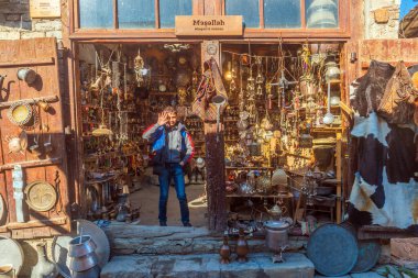 Lagich, Azerbaycan, Kasım 09, 2022. Eski köy, turist yolu.