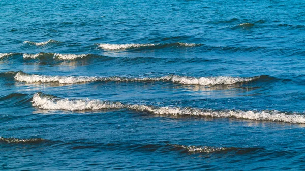 Kleine Wellen Meeresstrand — Stockfoto