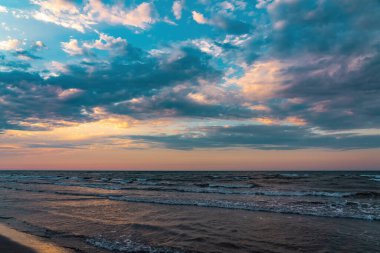 Gün batımından sonra boş plaj