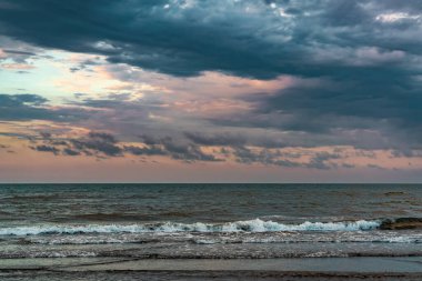 Gün batımından sonra boş plaj