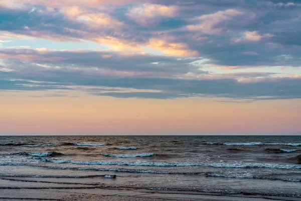 日没後の空のビーチ ロイヤリティフリーのストック画像