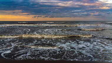 Gün batımından sonra boş plaj