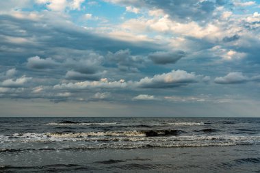 Denizin üzerinde güzel bulutlar