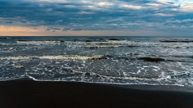 Gün batımından sonra boş plaj