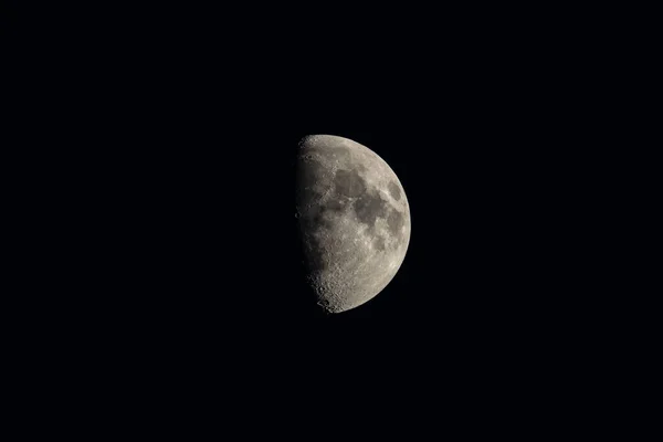 Lune Grandissante Dans Ciel Sombre — Photo