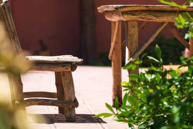 El yapımı, ahşap bir masa.