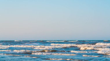 Mavi denizde dalga tepeleri