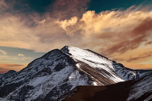 雪に覆われた山のピークと美しい雲 — ストック写真