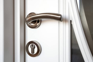 Kapı kolu ve anahtar deliği