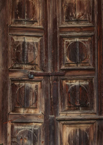 Старая Потрепанная Деревянная Дверь Замком — стоковое фото