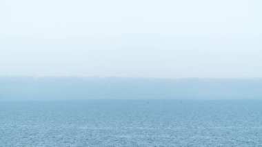 Sis deniz yüzeyinde sürünüyor.