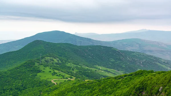 Yoğun Yeşil Orman Manzarasıyla Kaplı Dağlar — Stok fotoğraf