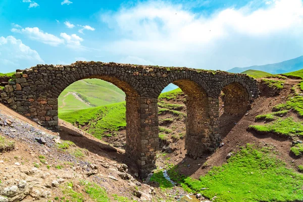 Antiguo Puente Piedra Los Suburbios Ciudad Gadabay Construido Por Los —  Fotos de Stock