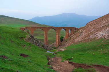 Gadabay şehrinin varoşlarında antik bir taş köprü, Siemens kardeşler tarafından 1879 'da inşa edilmiş, maden cevherlerini dar ölçü demiryolu ile fabrikaya taşımak için.