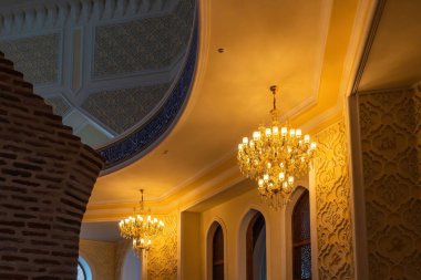 Imamzade anıtmezarının iç salonu.