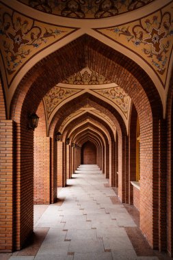 Imamzadeh mozolesinin avlusundaki kemerler