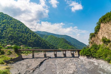 Gakh bölgesindeki Kurmukhchay nehri üzerindeki köprü. Azerbaycan 'ın kuzeybatısı