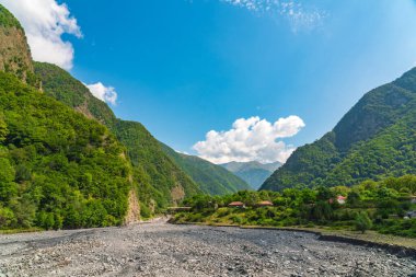 Azerbaycan 'ın Gakh bölgesindeki Kurmukhchay Nehri' nin yatağı.