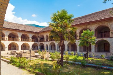 Azerbaycan 'ın eski Shaki şehrinde antik bir kervan oteli.