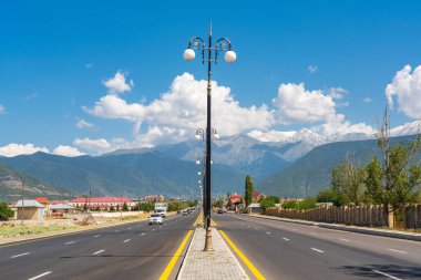 Shaki şehrinde geniş bir otoyol. Azerbaycan yolculuğu