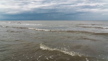 Bulutlu hava ve gök gürültülü deniz kıyısı