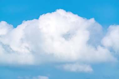 Mavi gökyüzünde kabarık bir bulut