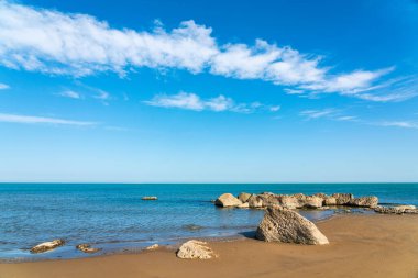 Güzel mavi deniz ve boş kayalık plaj
