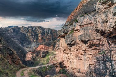 Bulutlu bir günde bir dağ nehrinin üzerindeki köprü.