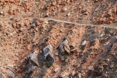 Azerbaycan Kanyonu 'nun kuzeyinde tehlikeli bir yol var.