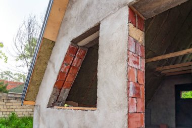 Tamamlanmamış modern bir evin penceresi