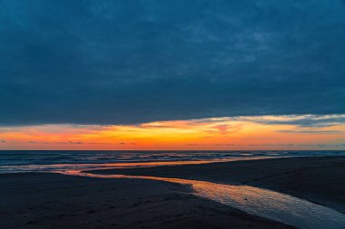 Denize akan küçük bir nehrin ağzı.