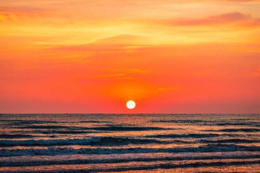 Kumlu sahilde renkli bir gün doğumu