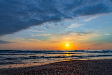 Kumlu sahilde renkli bir gün doğumu