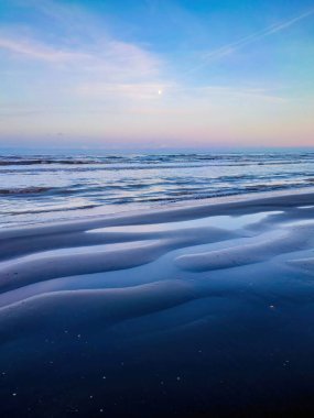 Gün batımından sonra güzel okyanus kıyısı