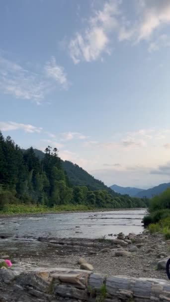 Skole Gün Batımı Ukrayna Dağının Arka Planındaki Nehir — Stok video