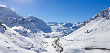 İsviçre Alplerinde kış mevsimi. Panoramik manzara. Dağlarda karlı kış manzaraları Köknar ağaçları ve ahşap çitlerle. 