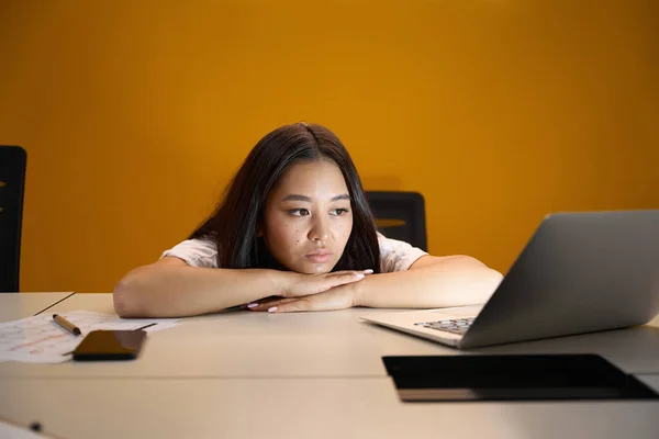 Zamknij Portret Smutnej Kobiety Siedzącej Przy Biurku Patrząc Ekran Laptopa — Zdjęcie stockowe