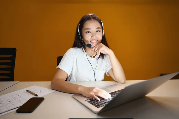 Nahaufnahme Porträt Einer Fröhlichen Geschäftsfrau Nutzt Computer Während Einer Videokonferenz — Stockfoto
