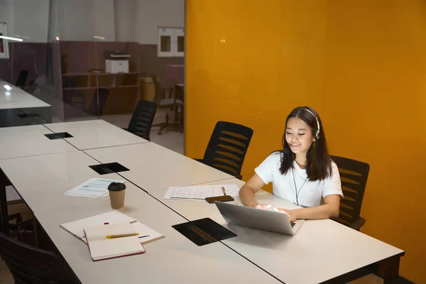 幸せな陽気なアジアのビジネス女性のウエストアップ肖像画は 現代の明るいオフィスでラップトップでオンラインで働いています — ストック写真