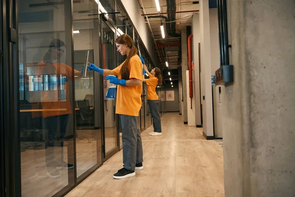 Two Employees Cleaning Company Clean Mirrored Partitions Coworking Space Special — Stock Photo, Image