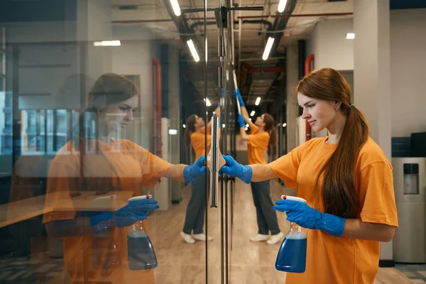 Two Young Employees Cleaning Company Clean Mirrored Surfaces Coworking Space — Stock Photo, Image