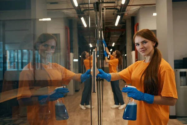 Two Pretty Cleaning Company Employees Clean Mirrored Surfaces Coworking Space — Stock Photo, Image
