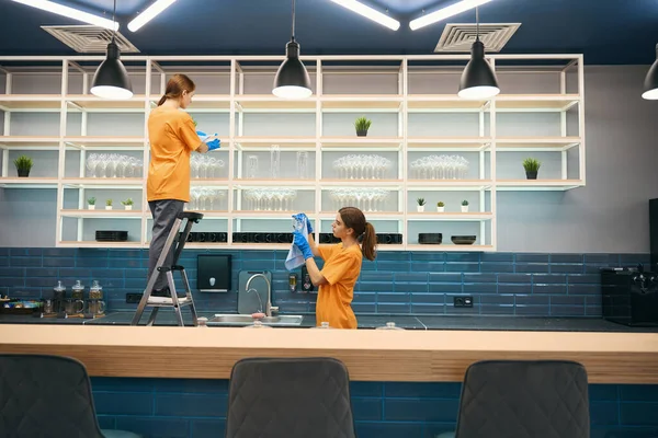 Schoonmaakbedrijf Schoonmakers Het Proces Van Algemene Reiniging Keuken Gebied Coworking — Stockfoto