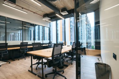 Ofis dekorasyonunun şeffaf bölmeli ve fonksiyonel mobilyalı iç tasarımı