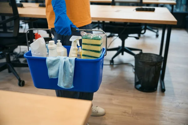 Reinigungsfirma Arbeiter Verwendet Eine Professionelle Reihe Von Geräten Für Die — Stockfoto