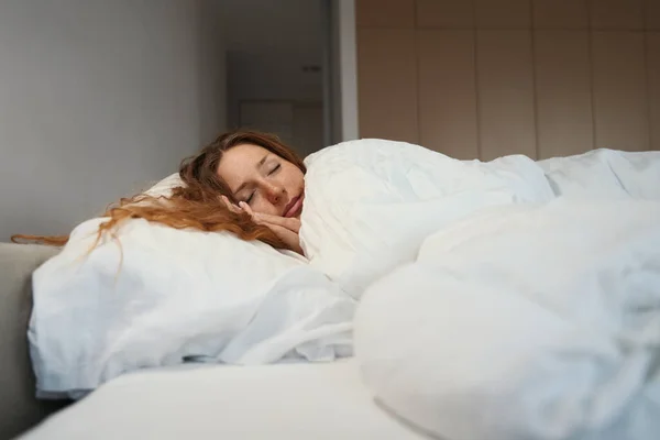 Señora Tranquila Duerme Dormitorio Mientras Pelo Está Esparcido Almohada Sus — Foto de Stock